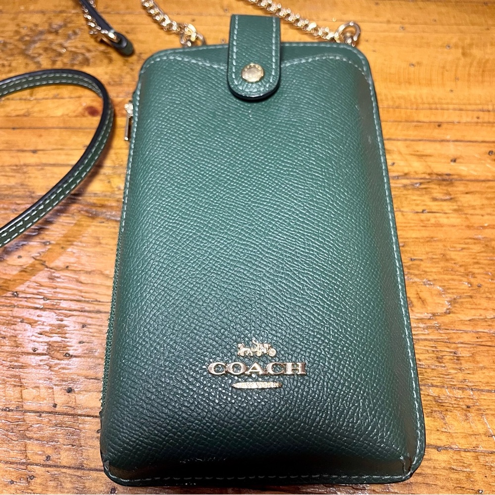 ☘️Coach Emerald Leather Phone Crossbody with Chain - Like New - Picture 2 of 9